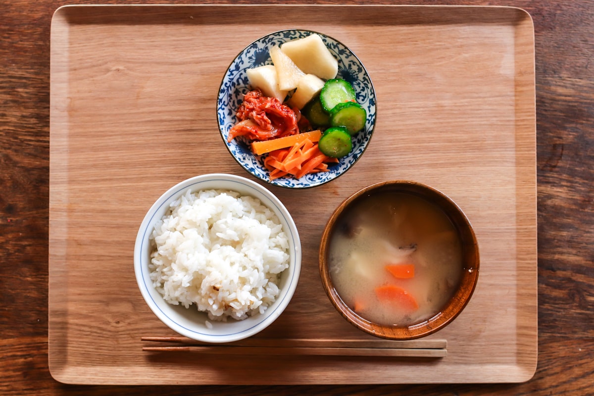 ごはんとお味噌汁、お漬物の一汁一菜の食卓